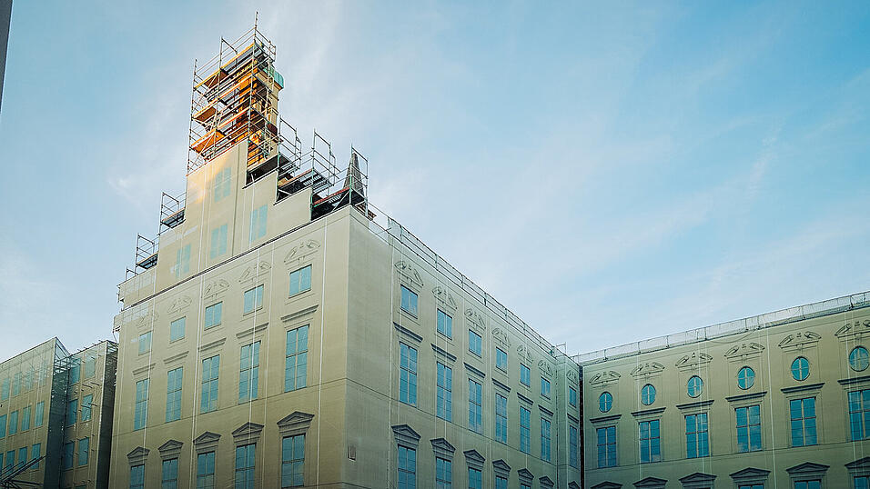 Bye-bye Stillstand: Das einstige Jesuitenkolleg Alte Akademie in der Neuhauser Stra&szlig;e und das fr&uuml;here Hettlage-Kaufhaus (von dem nur noch die Fassade steht) sollen nun zum &bdquo;attraktiven Quartier&ldquo; werden - mit Gesch&auml;ften, Gastro, B&uuml;ros und Wohnungen.