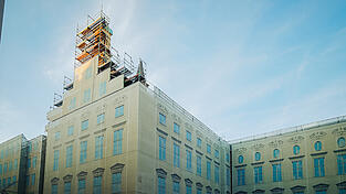 Bye-bye Stillstand: Das einstige Jesuitenkolleg Alte Akademie in der Neuhauser Stra&szlig;e und das fr&uuml;here Hettlage-Kaufhaus (von dem nur noch die Fassade steht) sollen nun zum &bdquo;attraktiven Quartier&ldquo; werden - mit Gesch&auml;ften, Gastro, B&uuml;ros und Wohnungen.