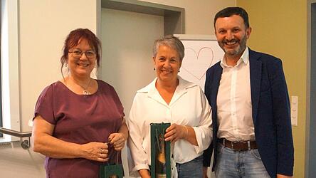 Markus Hofmann hatte eine kleine Aufmerksamkeit f&uuml;r die Autorin Beate Freitag und die Laudatorin Claudia Fischer (l.) parat.