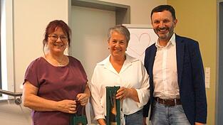 Markus Hofmann hatte eine kleine Aufmerksamkeit f&uuml;r die Autorin Beate Freitag und die Laudatorin Claudia Fischer (l.) parat.