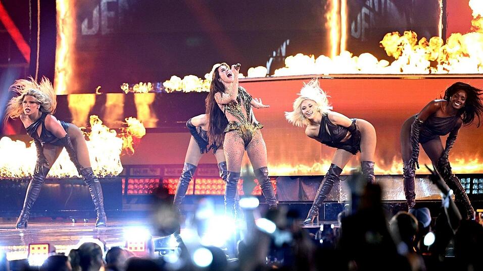 Aufwendige Choreographie mit sehr viel Pyrotechnik. Aufwendige Choreographie mit sehr viel Pyrotechnik.