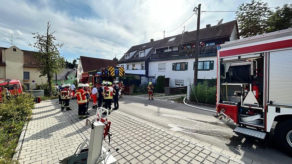 Zahlreiche Einsatzkräfte der Feuerwehren aus Au, Enzelhausen und Mainburg wurden am Donnerstag gegen 17.20 Uhr in die Maria-Eich-Straße alarmiert. Zahlreiche Einsatzkräfte der Feuerwehren aus Au, Enzelhausen und Mainburg wurden am Donnerstag gegen 17.20 Uhr in die Maria-Eich-Straße alarmiert.