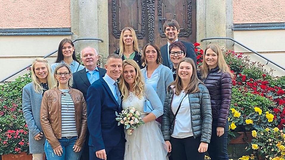 Das Brautpaar Dr. Stephanie und J&uuml;rgen Franke im Kreise der Gratulanten des Praxisteams Kassecker-Hering-Deml