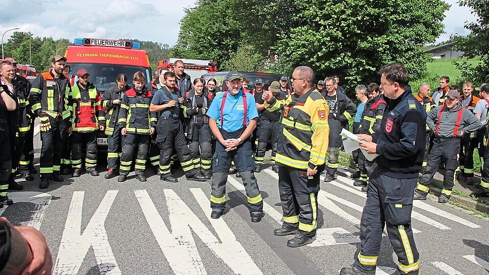 Die Führungskräfte informieren die teilnehmenden Einsatzkräfte über den Ablauf der Übung am Grenzübergang Höll. Die Führungskräfte informieren die teilnehmenden Einsatzkräfte über den Ablauf der Übung am Grenzübergang Höll.
