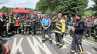 Die Führungskräfte informieren die teilnehmenden Einsatzkräfte über den Ablauf der Übung am Grenzübergang Höll.