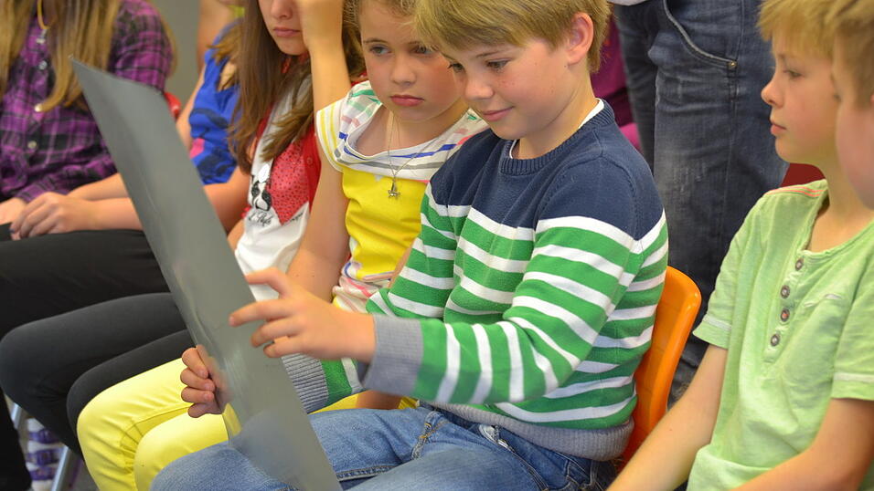 Sehr interessiert hörten die Viertklässler der Grundschule Neukirchen den Erzählungen der Straubinger Redakteurin Tanja Pfeffer zu. Lena Eibl, Praktikantin in der Jugendredaktion, hielt die Schulstunde in Bildern fest. Sehr interessiert hörten die Viertklässler der Grundschule Neukirchen den Erzählungen der Straubinger Redakteurin Tanja Pfeffer zu. Lena Eibl, Praktikantin in der Jugendredaktion, hielt die Schulstunde in Bildern fest.