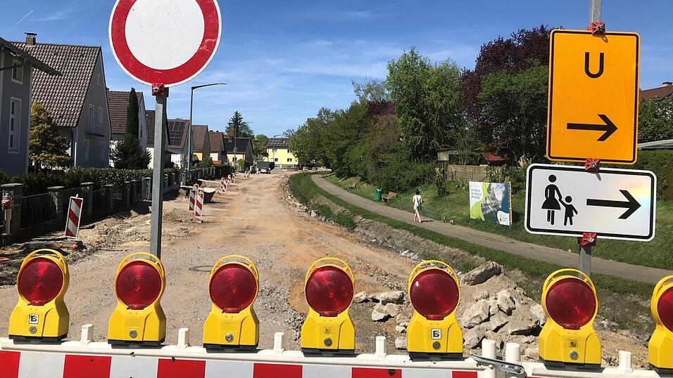 Die Gottfried-Keller-Stra&szlig;e ist seit Anfang April f&uuml;r den Durchgangsverkehr gesperrt. Im Rahmen des Projekts &bdquo;Gr&uuml;n-Blaues-Band Straubing-S&uuml;d&ldquo; werden rund 4.000 Quadratmeter Beton- und Asphaltfl&auml;che entsiegelt und der Ziehbr&uuml;ckengraben renaturiert.