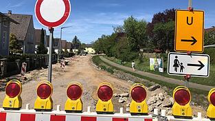 Die Gottfried-Keller-Stra&szlig;e ist seit Anfang April f&uuml;r den Durchgangsverkehr gesperrt. Im Rahmen des Projekts &bdquo;Gr&uuml;n-Blaues-Band Straubing-S&uuml;d&ldquo; werden rund 4.000 Quadratmeter Beton- und Asphaltfl&auml;che entsiegelt und der Ziehbr&uuml;ckengraben renaturiert.