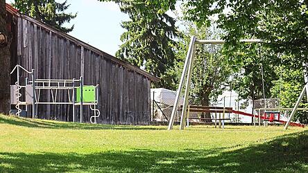 Es gibt Anträge, um die zwei Spielplätze im Gemeindegebiet Riekofen mit Geräten zu erweitern. Es gibt Anträge, um die zwei Spielplätze im Gemeindegebiet Riekofen mit Geräten zu erweitern.
