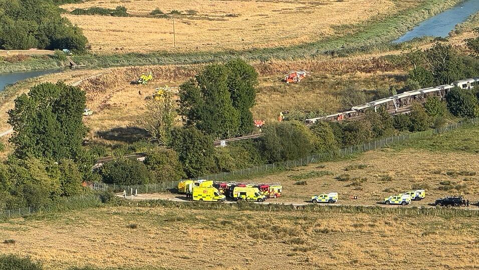Laut der British Transport Police befinden sich Rettungskräfte und die Feuerwehr am Einsatzort. Laut der British Transport Police befinden sich Rettungskräfte und die Feuerwehr am Einsatzort.