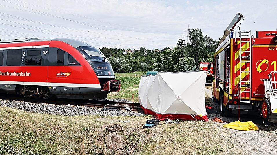 Auch die Feuerwehr war nach dem Unfall im Einsatz. Auch die Feuerwehr war nach dem Unfall im Einsatz.