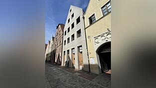 Das Erdgeschoss in der Steckengasse 307 bietet fast 400 Quadratmeter Gewerbefläche - doch es steht, wie so viele Büroflächen in der Stadt, leer. Eine Umnutzung wäre grundsätzlich möglich, doch weist die Wirtschaftsförderung der Stadt Landshut auf Hürden und Kosten für Umnutzungen von Gewerbe- in Wohnräume hin. Das Erdgeschoss in der Steckengasse 307 bietet fast 400 Quadratmeter Gewerbefläche - doch es steht, wie so viele Büroflächen in der Stadt, leer. Eine Umnutzung wäre grundsätzlich möglich, doch weist die Wirtschaftsförderung der Stadt Landshut auf Hürden und Kosten für Umnutzungen von Gewerbe- in Wohnräume hin.