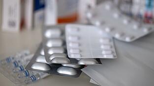 Die Grenzpolizei fand bei dem jungen Mann mehr als 1.000 Tabletten Oxycodon. (Symbolbild) Die Grenzpolizei fand bei dem jungen Mann mehr als 1.000 Tabletten Oxycodon. (Symbolbild)