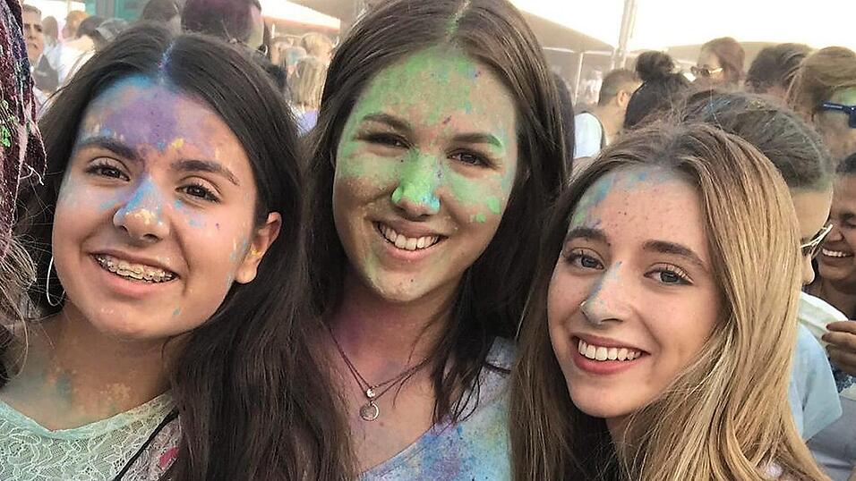 Sarah Winklmann (Mitte) strahlt - so sieht man die 17-J&auml;hrige eigentlich meistens. Ob hier, mit ihren Freundinnen, ob beim Sport, bei der Nachhilfe oder ihren vielen anderen Aufgaben.