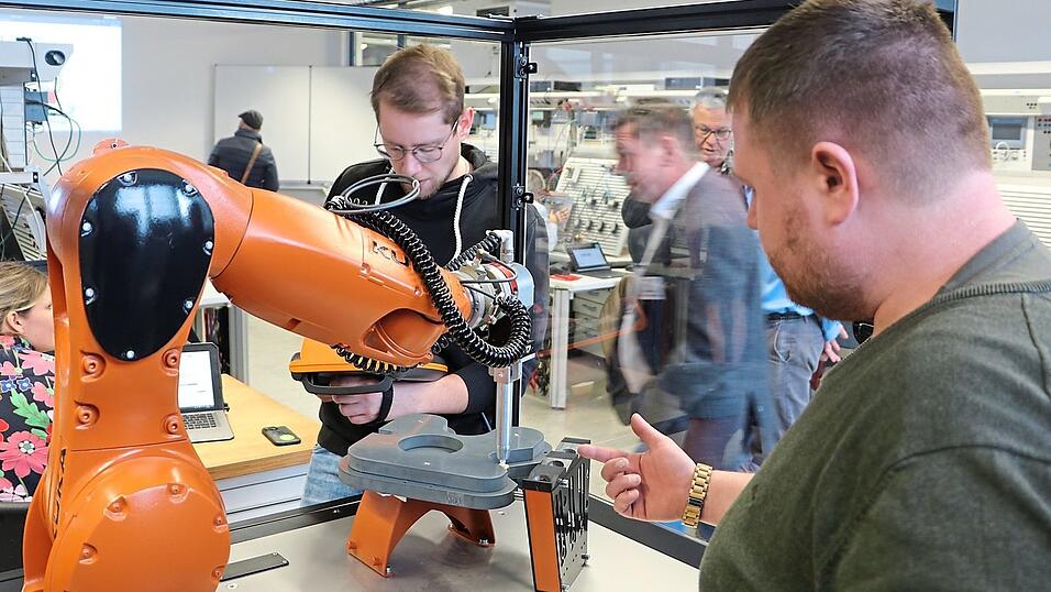 Spannende Einblicke in ihren Ausbildungsalltag gaben am Samstag Sch&uuml;ler und Lehrkr&auml;fte der Maschinenbauschule.