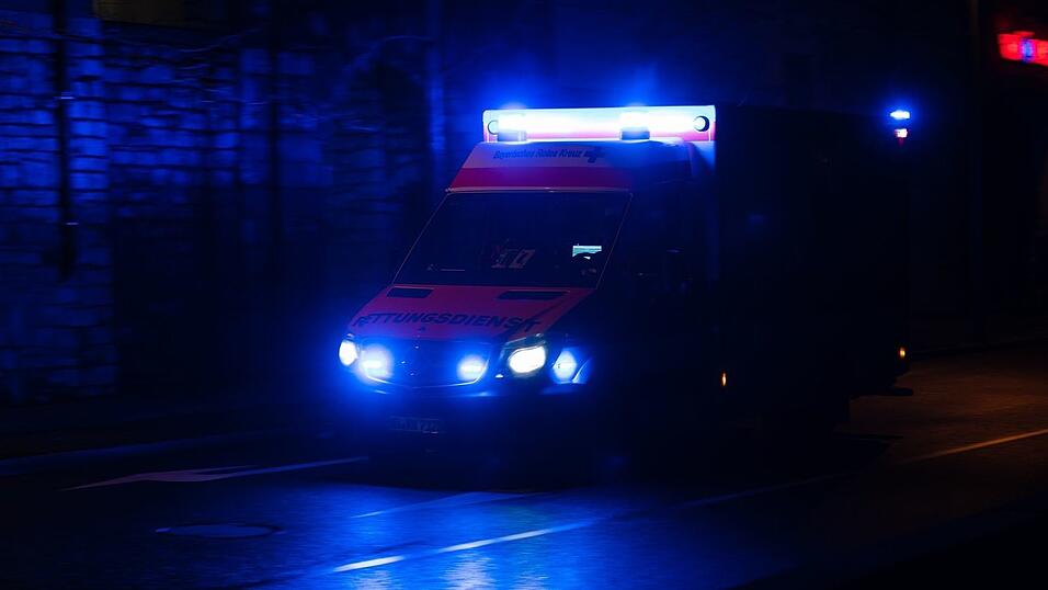 Zwei Helfer haben einen stark unterkühlten Mann im Straßengraben entdeckt. (Symbolbild)