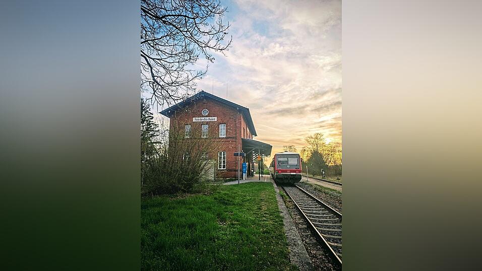 Der Sonnenaufgang, den der Leser am Sonntagmorgen bei Niederlindhart aufgenommen hat, sieht wundersch&ouml;n aus. So recht einen Blick daf&uuml;r hatte der Mann allerdings vermutlich nicht, weil seine Bahnfahrt an der Station dort endete und er darauf warten musste, Platz in einem Taxi zu bekommen.