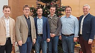 Die Bürgermeister Michael Multerer, Franz Kopp, Daniel Paul und Stefan Baumgartner (Zweiter bis Vierter von links) sowie Bündnis-Koordinator Dr. Sven Schmuderer (rechts) und Kilian Bindl vom Amt für Ländliche Entwicklung Oberpfalz freuen sich über die Fortsetzung der interkommunalen Zusammenarbeit und sind gespannt auf die Projektanfragen für das Regionalbudget 2026. Die Bürgermeister Michael Multerer, Franz Kopp, Daniel Paul und Stefan Baumgartner (Zweiter bis Vierter von links) sowie Bündnis-Koordinator Dr. Sven Schmuderer (rechts) und Kilian Bindl vom Amt für Ländliche Entwicklung Oberpfalz freuen sich über die Fortsetzung der interkommunalen Zusammenarbeit und sind gespannt auf die Projektanfragen für das Regionalbudget 2026.