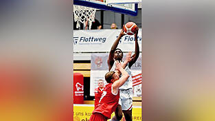 Schwacher Trost: Vilsbiburgs Yusuf Sillah (am Ball) bewies seine offensive Klasse. Das änderte an der Pleite freilich nichts. Schwacher Trost: Vilsbiburgs Yusuf Sillah (am Ball) bewies seine offensive Klasse. Das änderte an der Pleite freilich nichts.