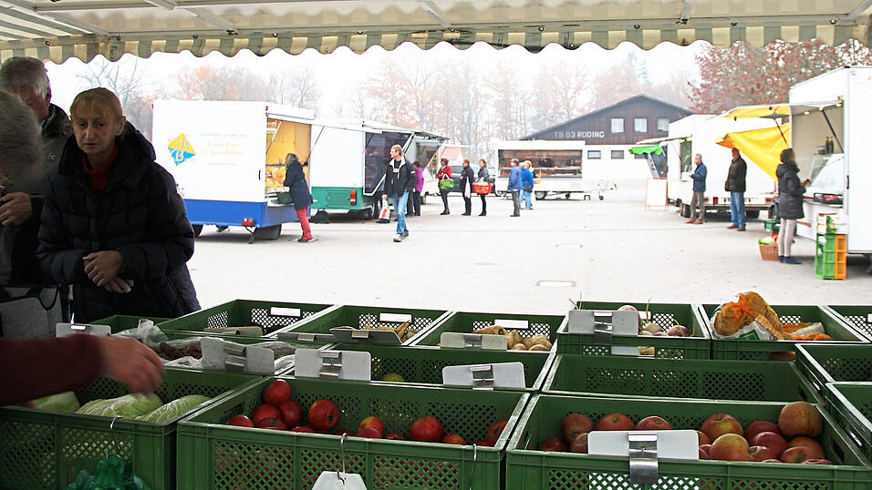 Alles eben, jede Menge Parkpl&auml;tze direkt hinter den Verkaufsst&auml;nden, aber aus dem Blickfeld der Laufkundschaft: der Bauernmarkt, der derzeit am Esper abgehalten werden muss.