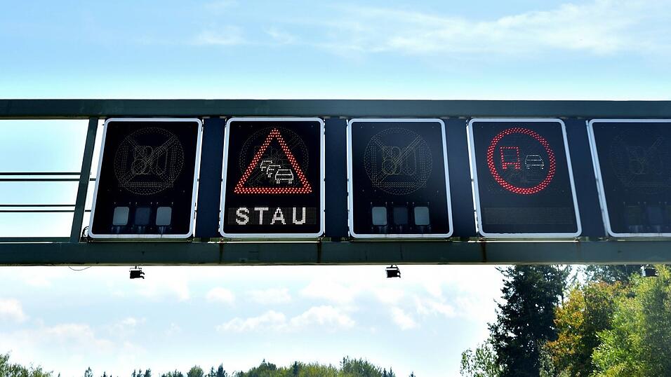 Auf der Autobahn A93 brauchen Fahrer noch jahrelang Geduld. Auf der Autobahn A93 brauchen Fahrer noch jahrelang Geduld.