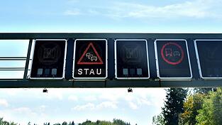 Auf der Autobahn A93 brauchen Fahrer noch jahrelang Geduld. Auf der Autobahn A93 brauchen Fahrer noch jahrelang Geduld.