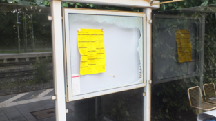Der Fahrplankasten am Undorfer Bahnhof wurde zerstört.