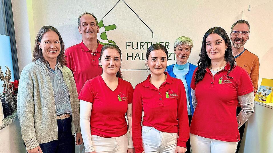 Sipal und Sivan (Dritte und Vierte von links) gelten als Vorbilder in Sachen Integration, aber auch dafür, wie erfolgreich das Zusammenwirken von Schule und Ausbildungsbetrieb sein kann. Das betonten am Dienstag Kerstin Malterer, Dr. Stefan Enderlein, Barbara Aumann, Lea Mühlbauer und Thomas Meindl (von links).