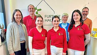 Sipal und Sivan (Dritte und Vierte von links) gelten als Vorbilder in Sachen Integration, aber auch dafür, wie erfolgreich das Zusammenwirken von Schule und Ausbildungsbetrieb sein kann. Das betonten am Dienstag Kerstin Malterer, Dr. Stefan Enderlein, Barbara Aumann, Lea Mühlbauer und Thomas Meindl (von links).