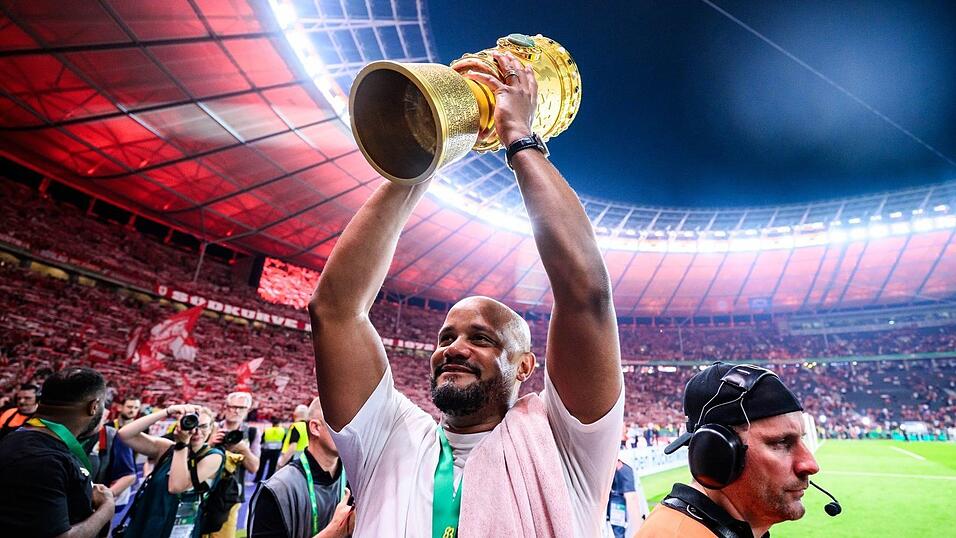Meister-Trainer 2025, Double-Coach 2026: Vincent Kompany feiert mit dem DFB-Pokal. Meister-Trainer 2025, Double-Coach 2026: Vincent Kompany feiert mit dem DFB-Pokal.