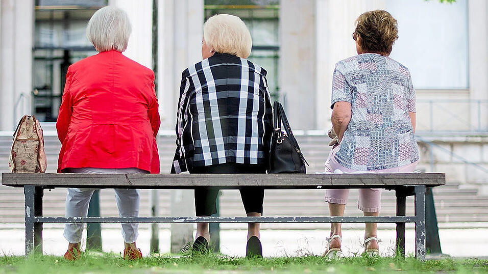 Frauen m&uuml;ssten privat st&auml;rker vorsorgen, um ihren Lebensstandard halten zu k&ouml;nnen, was aber schwieriger f&uuml;r sie ist, weil sie eben weniger verdienen.