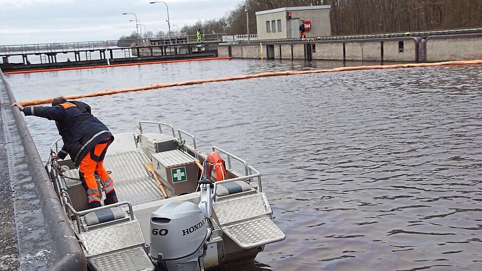 Ein Arbeiter am Montag auf einem Boot im Geislinger Schleusenbecken. Dort ging es ans Absaugen des ausgelaufenen Schiffsdiesels.