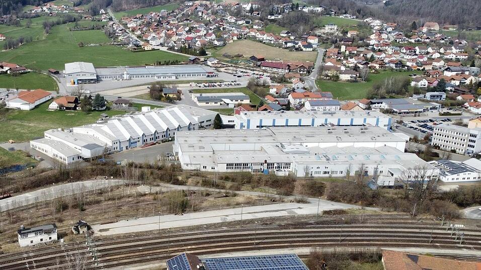 Zwischen Glashüttenweg und Bahnhofsgelände liegt am nördlichen Further Stadtrat das große Flabeg-Areal. Nachdem dieses Unternehmen den Geschäftsbetrieb nun einstellt, stellt sich in Furth die Frage, was aus dem Gelände wird.