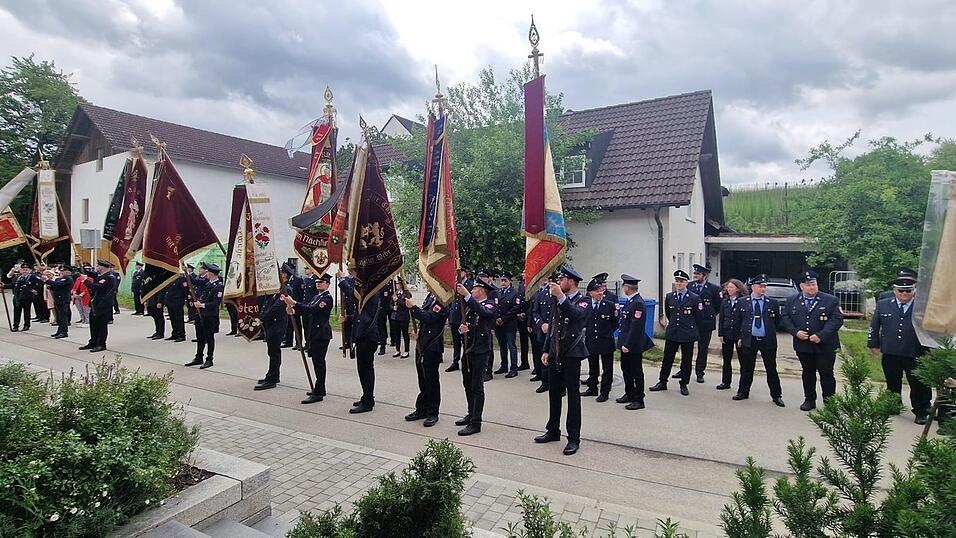 Zahlreiche Feuerwehren und Vereine feierten mit der FFW Steinbach deren 150-jähriges Jubiläum. Zahlreiche Feuerwehren und Vereine feierten mit der FFW Steinbach deren 150-jähriges Jubiläum.
