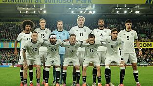 Die DFB-Elf stellt sich zum Team-Foto im Windsor Park.