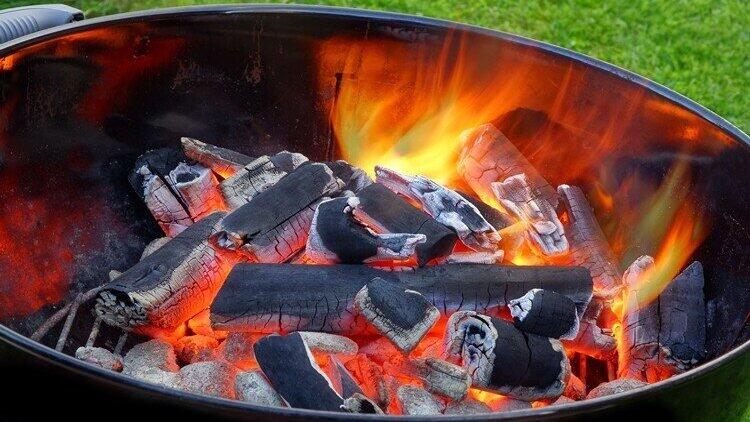 Kohlenmonoxid entsteht, wenn kohlenstoffhaltiges Material wie Holzkohle nicht vollständig verbrennt.