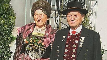 Die typische Festtracht aus der Landshuter Region wurde von der st&auml;dtischen Mode beeinflusst.
