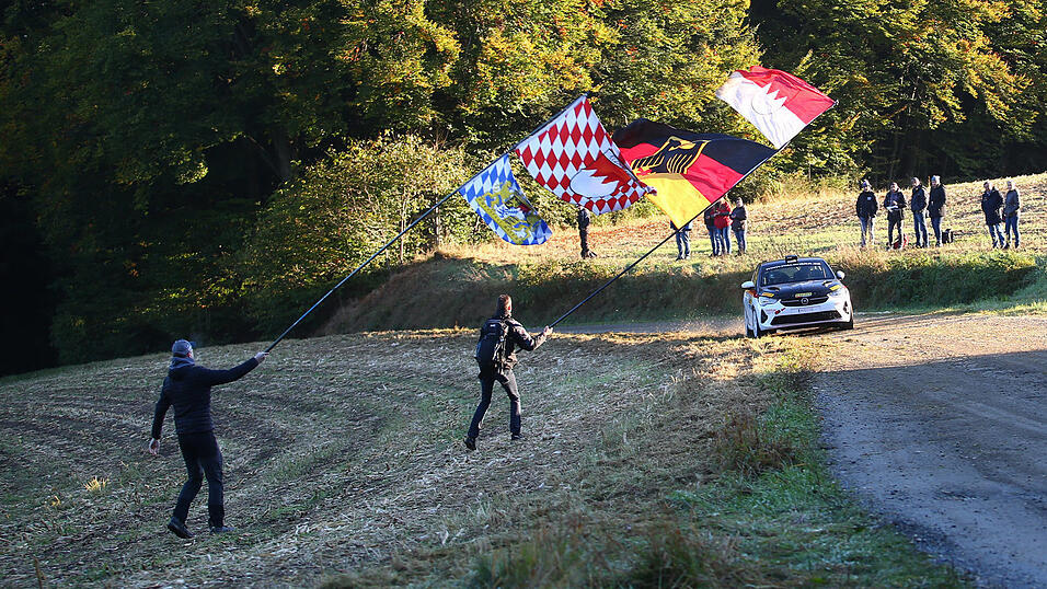 Die diesjährige ADAC-3-Städte-Rallye wird auf zwölf Wertungsprüfungen mit rund 180 Kilometern ausgetragen. Der Auftakt erfolgt am Freitag ab 15 Uhr auf dem Stadtplatz in Hauzenberg. Die diesjährige ADAC-3-Städte-Rallye wird auf zwölf Wertungsprüfungen mit rund 180 Kilometern ausgetragen. Der Auftakt erfolgt am Freitag ab 15 Uhr auf dem Stadtplatz in Hauzenberg.
