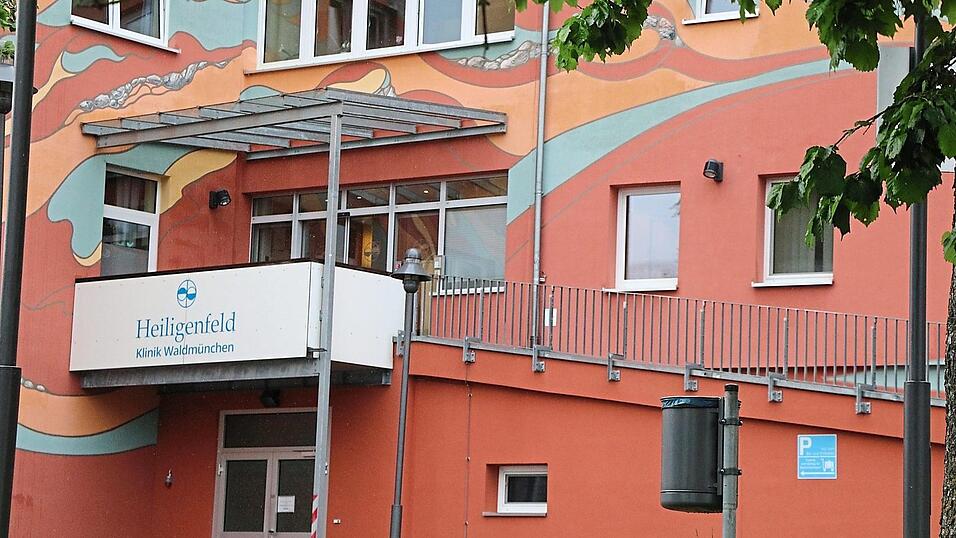 F&uuml;r die 127 Besch&auml;ftigten ist die f&uuml;r Anfang 2025 geplante Schlie&szlig;ung der Heiligenfeld Klinik Waldm&uuml;nchen ein schwerer Schlag; ebenso f&uuml;r Gastronomie-, Beherbergungs- und weitere Betriebe in der Region, die Patienten und deren Besucher zu ihren Kunden z&auml;hlen.