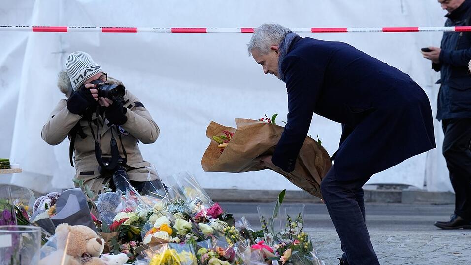 Der Justizminister gedenkt der Opfer in Crans-Montana. Der Justizminister gedenkt der Opfer in Crans-Montana.