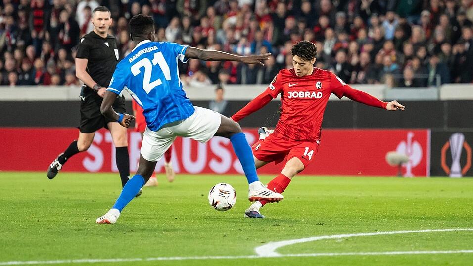 Der SC Freiburg machte Mitte der ersten Halbzeit viel Druck - wie hier Suzuki (r).