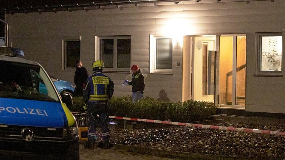Einsatzkräfte stürmten die Wohnung, in der sich der Mann verschanzt hielt. Einsatzkräfte stürmten die Wohnung, in der sich der Mann verschanzt hielt.