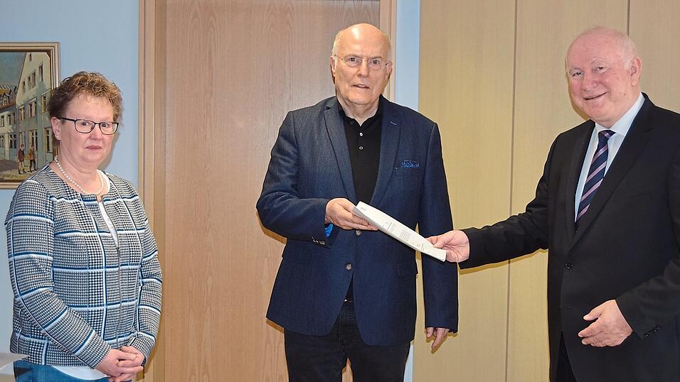 Landrat Heinrich Trapp ernennt Dr. Lothar Wittek zum Versorgungsarzt, mit dabei Elisabeth Fischer, Leiterin der F&uuml;hrungsgruppe Katastrophenschutz.