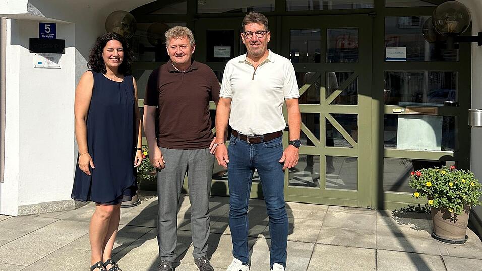 Josef Behams Stellvertreter Eva-Maria Müller und Werner Straubinger erhielten eine Führung durch das Rathaus. Josef Behams Stellvertreter Eva-Maria Müller und Werner Straubinger erhielten eine Führung durch das Rathaus.