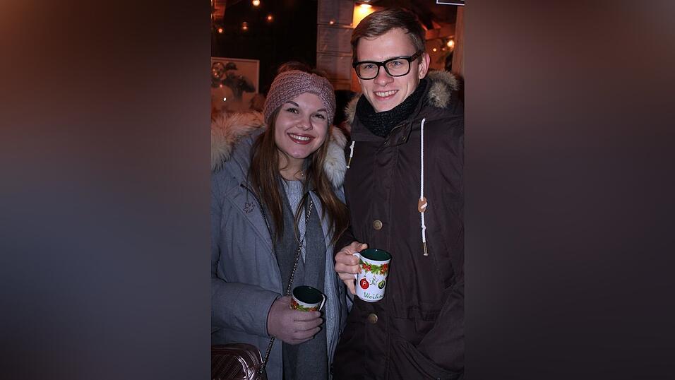 Seit einigen Jahren gehört auch die Weihnachtspyramide am Bischof-Sailer-Platz zur festen Institution zur Weihnachtszeit in Landshut, und ist vor allem bei der jüngeren Generation sehr beliebt. Seit einigen Jahren gehört auch die Weihnachtspyramide am Bischof-Sailer-Platz zur festen Institution zur Weihnachtszeit in Landshut, und ist vor allem bei der jüngeren Generation sehr beliebt.