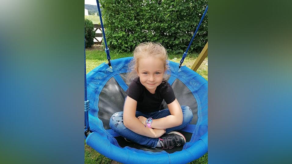 Fiona (5 Jahre) geht in den Kindergarten in Niederaichbach. Sie hat in der Zeit zu Hause vor allem vermisst, mit ihren Freunden zu spielen. Umso größer war natürlich die Wiedersehensfreude. 'Ein bisschen komisch war es schon wegen den ganzen neuen Regeln', erzählt Fiona. Sie freut sich trotzdem, dass sie nun im Kindergarten wieder basteln kann. Fiona (5 Jahre) geht in den Kindergarten in Niederaichbach. Sie hat in der Zeit zu Hause vor allem vermisst, mit ihren Freunden zu spielen. Umso größer war natürlich die Wiedersehensfreude. 'Ein bisschen komisch war es schon wegen den ganzen neuen Regeln', erzählt Fiona. Sie freut sich trotzdem, dass sie nun im Kindergarten wieder basteln kann.
