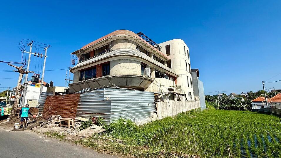 Immer mehr Reisfelder müssen in Canggu dem Bauboom weichen. Immer mehr Reisfelder müssen in Canggu dem Bauboom weichen.