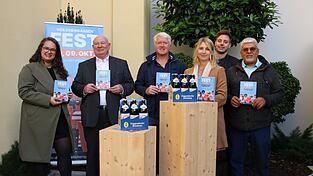 Hoffen fürs dritte Veilchengassenfest auf gutes Wetter (v. l.): Lea Blöchinger von der Technischen Hochschule, THD-Präsident Professor Waldemar Berg, Robert Vitti vom Deggendorfer Brauhaus, Lisa Peter vom Stadtmarketing, Lars Eising alias DJ „True Colors“ und Yusuf Yasinoglu vom „First Floor“.