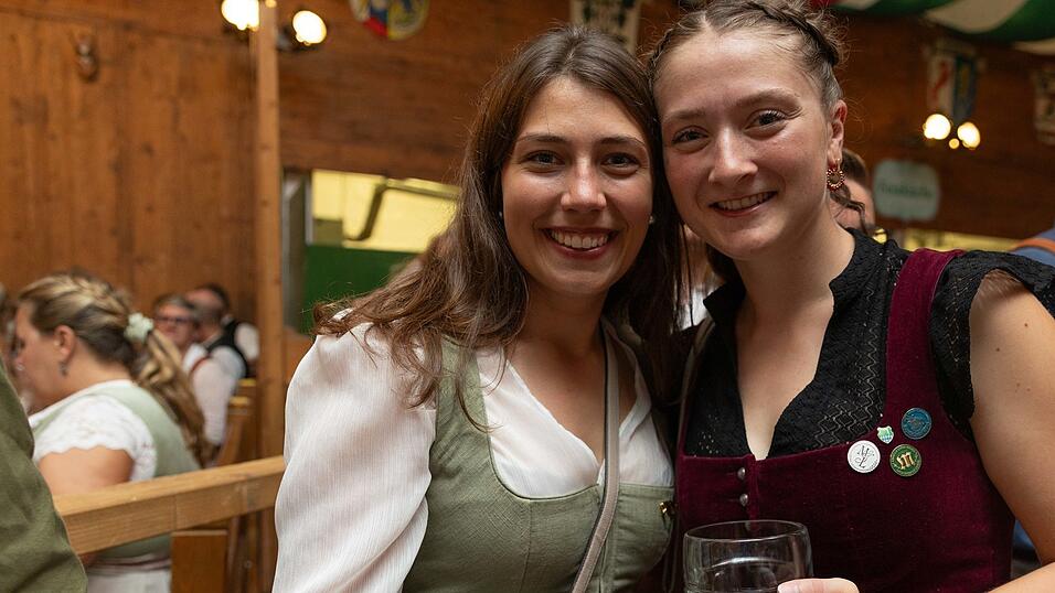 Als die Kapelle Josef Menzl am Montag, 10. August, im Festzelt Weckmann aufspielte, war die Stimmung ausgelassen. Als die Kapelle Josef Menzl am Montag, 10. August, im Festzelt Weckmann aufspielte, war die Stimmung ausgelassen.
