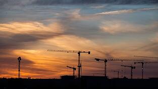 Anhaltende Störungen in den globalen Lieferketten und Knappheiten bei bestimmten Materialien hemmen die wirtschaftliche Erholung Deutschlands. Anhaltende Störungen in den globalen Lieferketten und Knappheiten bei bestimmten Materialien hemmen die wirtschaftliche Erholung Deutschlands.